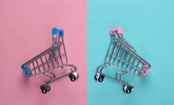 Dois Mini Carrinhos Supermercado Fundo Pastel Rosa Azul Conceito Compras — Fotografia de Stock