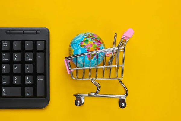 Supermarché Mondial Achats Ligne Chariot Avec Globe Clavier Sur Fond — Photo