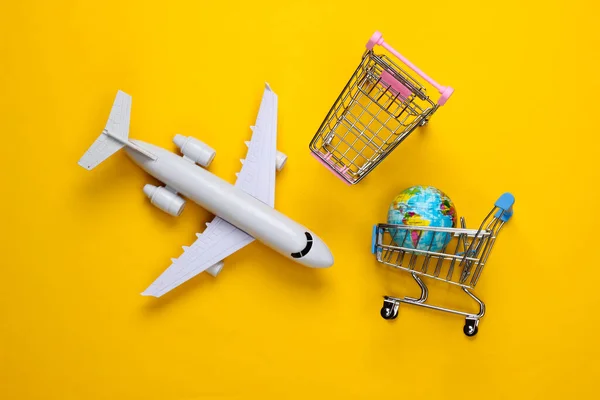 Livraison Air Supermarché Mondial Chariots Achat Avec Globe Figurine Avion — Photo