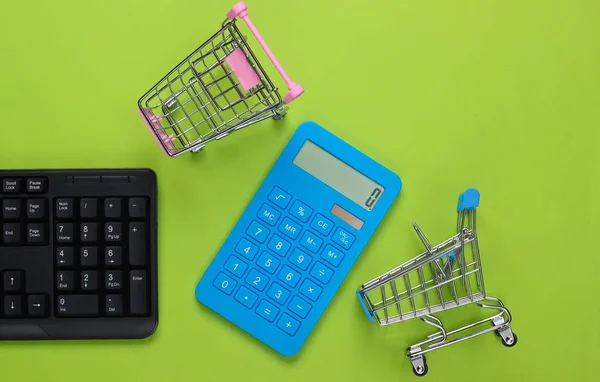 Shopping Online Tastiera Con Carrelli Supermercato Calcolatrice Sfondo Verde Vista — Foto Stock