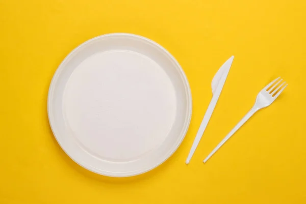 Placa Plástico Con Tenedor Cuchillo Sobre Fondo Amarillo Picnic Contaminación —  Fotos de Stock
