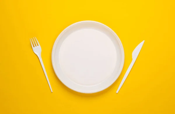 Placa Plástico Con Tenedor Cuchillo Sobre Fondo Amarillo Picnic Contaminación —  Fotos de Stock