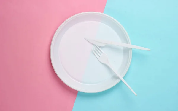 Placa Plástico Con Tenedor Cuchillo Sobre Fondo Azul Rosado Picnic — Foto de Stock