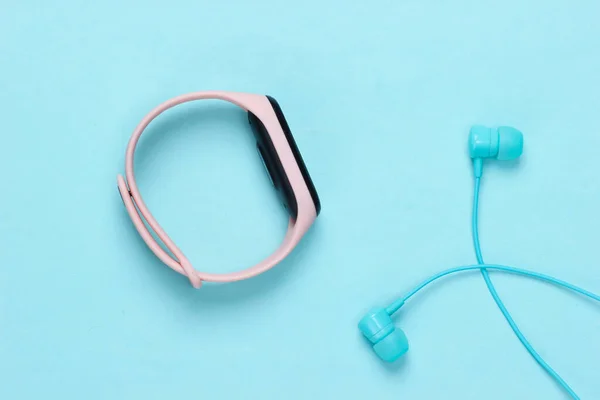 Écouteurs Avec Bracelet Intelligent Sur Fond Bleu Pastel Des Gadgets — Photo