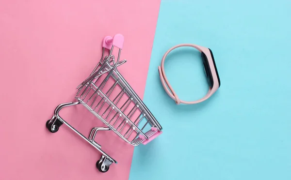 Mini Einkaufswagen Mit Smartem Armband Auf Rosa Blauem Hintergrund Moderne — Stockfoto