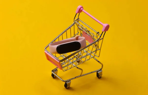 Mini Nákupní Vozík Chytrým Náramkem Žlutém Pozadí Moderní Gadgets — Stock fotografie