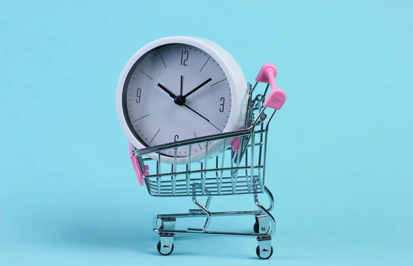 Čas Nakupovat Supermarket Vozík Hodinami Modrém Pozadí — Stock fotografie