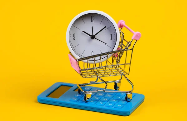Ώρα Για Ψώνια Τρόλεϊ Σούπερ Μάρκετ Ρολόι Αριθμομηχανή Κίτρινο Φόντο — Φωτογραφία Αρχείου
