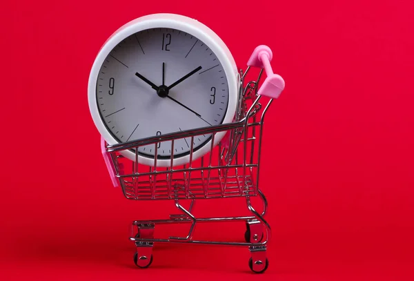 Temps Shopping Chariot Supermarché Avec Horloge Sur Fond Rouge — Photo