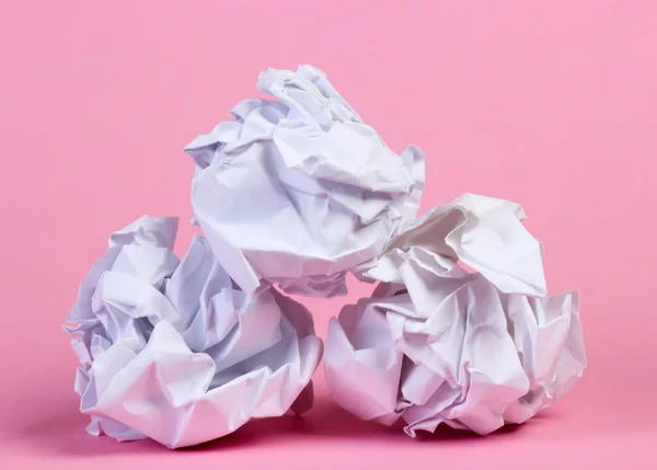 Crumpled Papper Bollar Rosa Pastell Bakgrund — Stockfoto