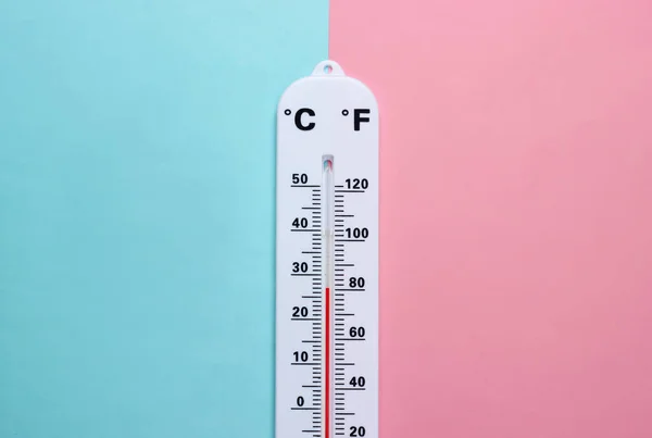 Väder Termometer Blå Rosa Pastell Bakgrund Klimatkontroll Ovanifrån — Stockfoto