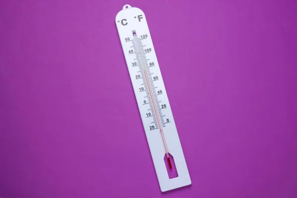 Wetterthermometer Auf Violettem Hintergrund Klimakontrolle — Stockfoto