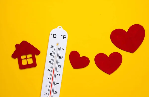 Termómetro Meteorológico Figura Casa Corazón Sobre Fondo Amarillo Control Climático — Foto de Stock