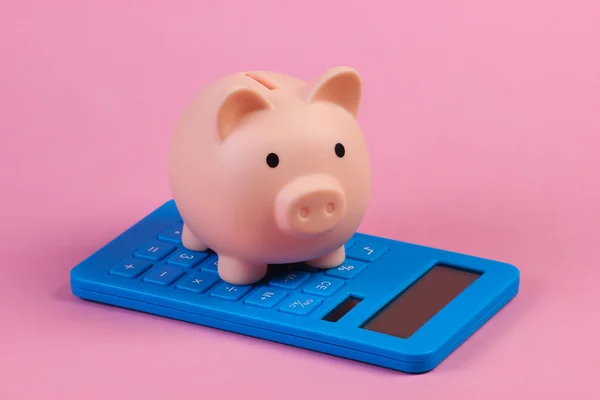 Piiggy Bank Con Calculadora Primer Plano Sobre Fondo Pastel Rosa — Foto de Stock