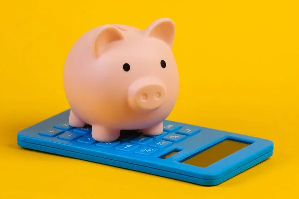 Piiggy Bank Con Calculadora Primer Plano Sobre Fondo Pastel Rosa — Foto de Stock