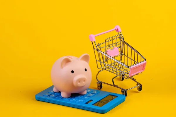 Carrinho Compras Com Mealheiro Calculadora Close Fundo Amarelo — Fotografia de Stock