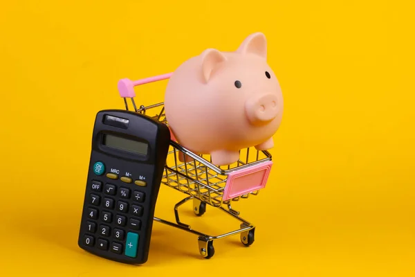 Carrinho Compras Com Mealheiro Calculadora Close Fundo Amarelo — Fotografia de Stock