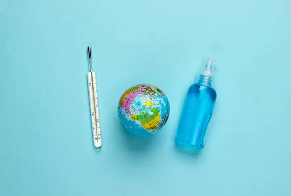 Bouteille Antiseptique Thermomètre Globe Sur Fond Bleu Désinfectant Global Pandemic — Photo