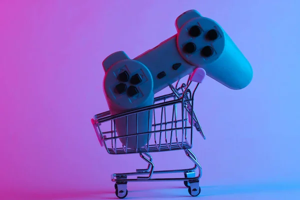 Winkelwagentje Met Retro Gamepad Trendy Neon Licht Grijze Roze Blauwe — Stockfoto