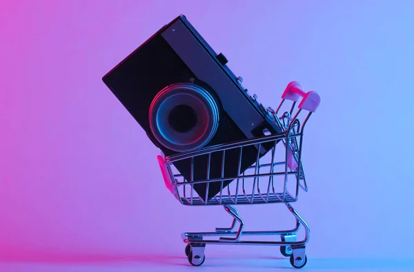 Winkelwagentje Met Filmcamera Trendy Neon Licht Grijze Roze Blauwe Gloed — Stockfoto