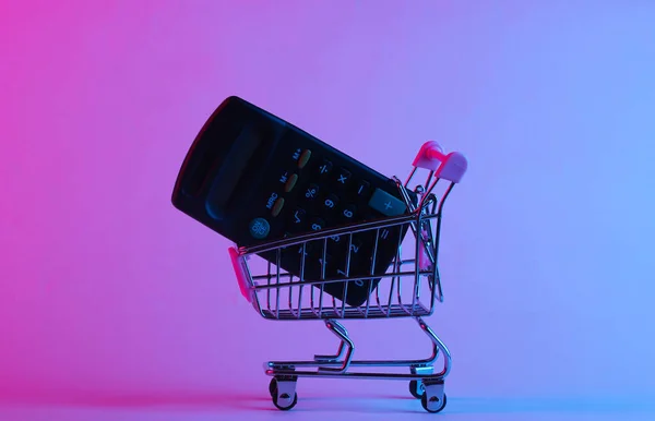 Winkelwagentje Met Calculator Trendy Neon Licht Grijze Roze Blauwe Gloed — Stockfoto