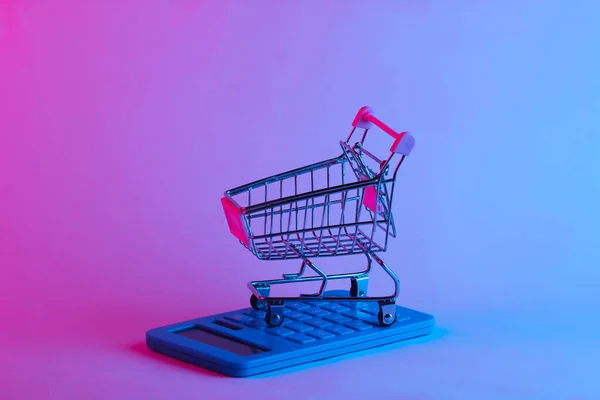 Winkelwagentje Met Calculator Trendy Neon Licht Grijze Roze Blauwe Gloed — Stockfoto