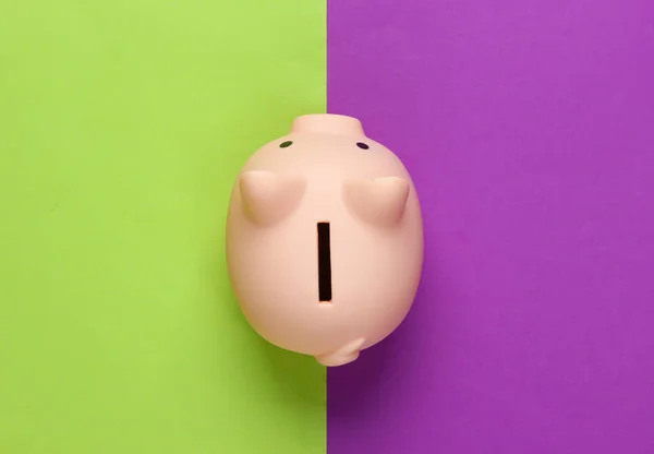 Пигги Банк Зеленом Фиолетовом Фоне Минималистическая Съемка Студии Вид Сверху — стоковое фото