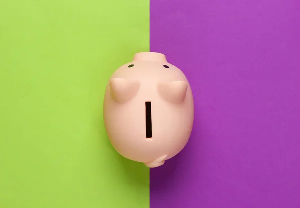 Piggy Bank Grön Lila Bakgrund Minimalistisk Studioshot Ovansidan Platt Äggläggning — Stockfoto