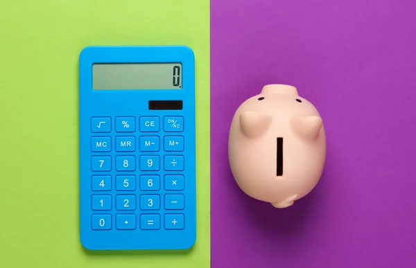 Piggy Banco Calculadora Fundo Roxo Verde Tiro Estúdio Minimalista Vista — Fotografia de Stock