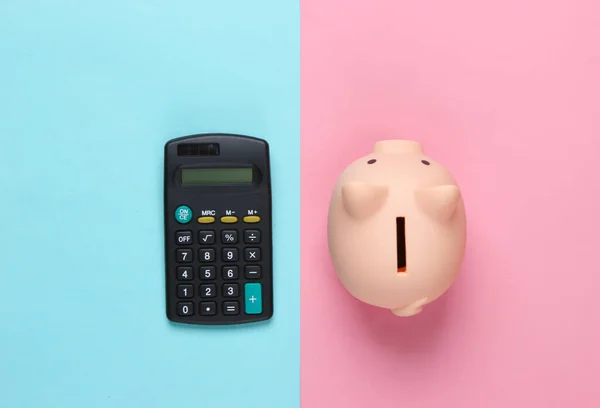 Piggy Bank Och Miniräknare Rosa Blå Pastell Bakgrund Minimalistisk Studioshot — Stockfoto