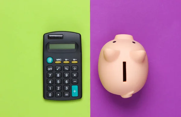 Piggy Banco Calculadora Fundo Verde Roxo Tiro Estúdio Minimalista Vista — Fotografia de Stock