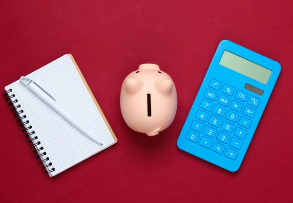 Piggy Bank Notebook Calculadora Fundo Vermelho Tiro Estúdio Minimalista Vista — Fotografia de Stock