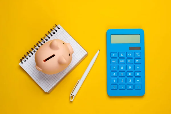Piggy Bank Notebook Calculadora Fundo Amarelo Tiro Estúdio Minimalista Vista — Fotografia de Stock