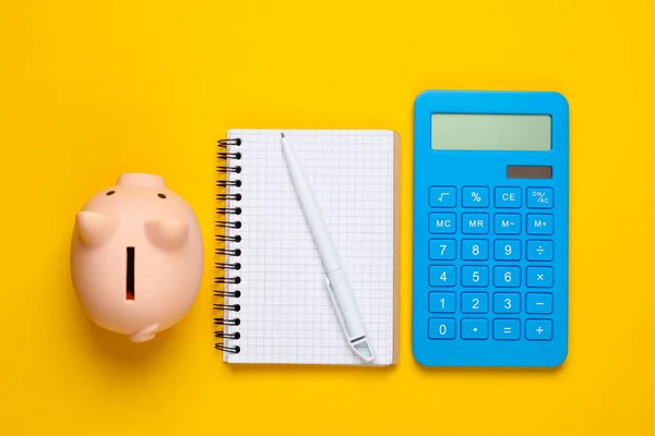Piggy Bank Notebook Calculadora Fundo Amarelo Tiro Estúdio Minimalista Vista — Fotografia de Stock