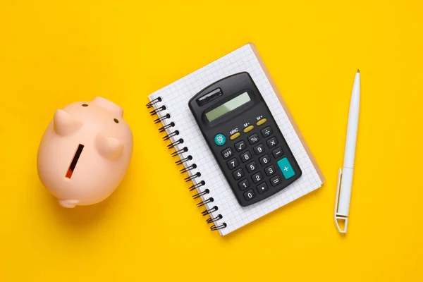 Piggy Bank Notebook Calculadora Fundo Amarelo Tiro Estúdio Minimalista Vista — Fotografia de Stock