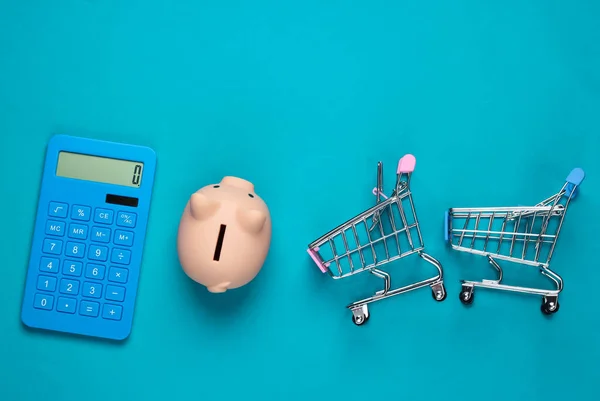 Salvadanaio Mini Carrello Supermercato Calcolatrice Sfondo Blu Scatto Minimalista Studio — Foto Stock