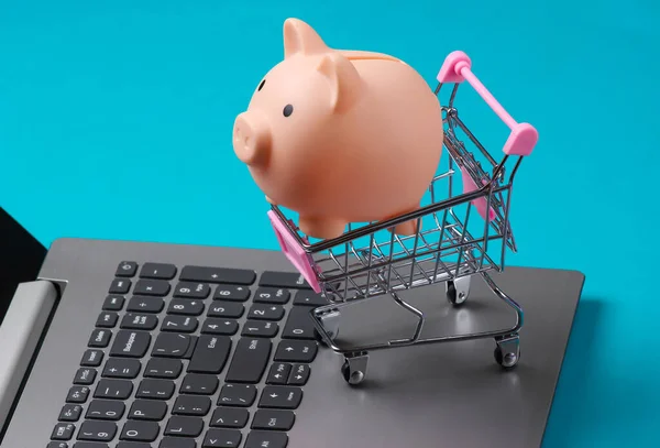 Τρόλεϊ Αγορών Piggy Bank Στο Πληκτρολόγιο Laptop Closeup Μπλε Φόντο — Φωτογραφία Αρχείου