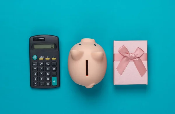 Piggy Banco Caixa Presente Calculadora Fundo Azul Tiro Estúdio Minimalista — Fotografia de Stock