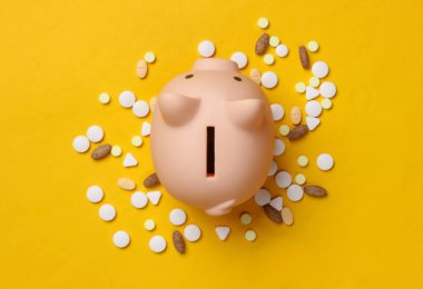 Sarı arka planda haplar ve kumbaralar. Üst görünüm