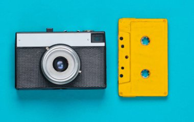 Retro ses kaseti ve mavi arka planda film kamerası. 80 'ler. Üst Manzara. Minimalizm