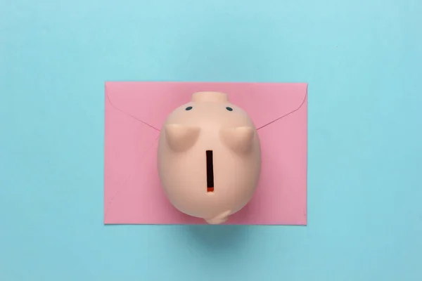 Piggy Bank Och Kuvert Blå Bakgrund Minimalistisk Studioshot Ovansidan Platt — Stockfoto