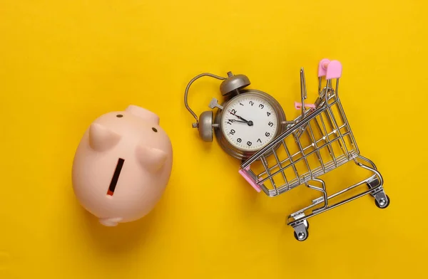 Tiempo Compras Compras Navideñas Carro Alcancía Supermercado Con Despertador Retro —  Fotos de Stock