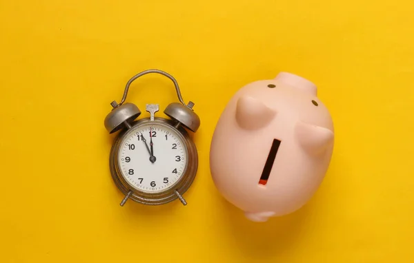 Piggy Bank Despertador Retro Fundo Amarelo Tiro Estúdio Minimalista Vista — Fotografia de Stock