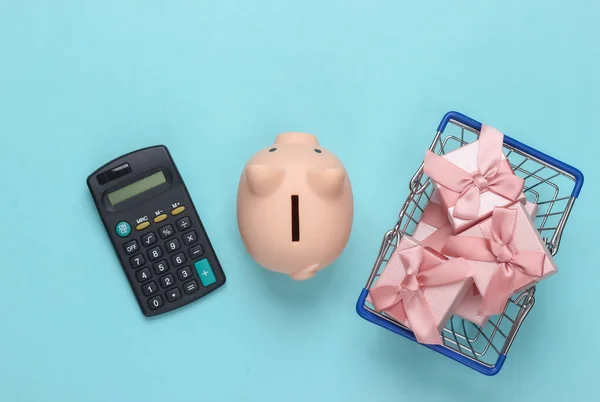 Cesta Supermercado Com Caixas Presente Mealheiro Calculadora Fundo Azul Conceito — Fotografia de Stock