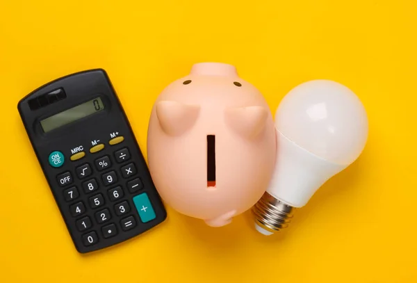 Hucha Bombilla Led Calculadora Sobre Fondo Amarillo Ahorro Energético Rodaje — Foto de Stock