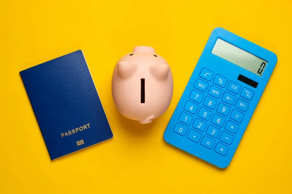 Ahorra Para Viajar Emigrar Hucha Con Pasaporte Calculadora Sobre Fondo — Foto de Stock