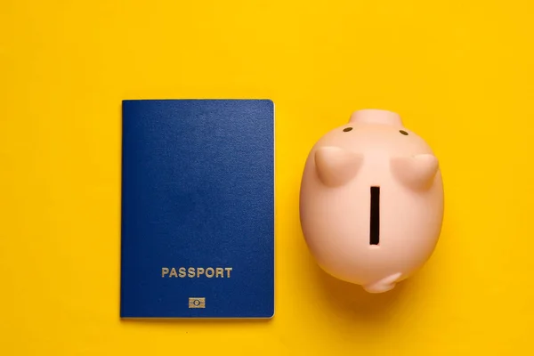Ahorra Para Viajar Emigrar Hucha Con Pasaporte Sobre Fondo Amarillo — Foto de Stock