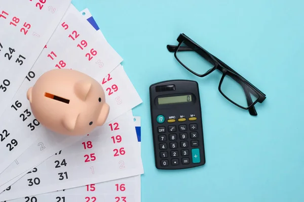 Piggy Banco Com Calendário Mensal Calculadora Fundo Azul Pagamento Habitação — Fotografia de Stock