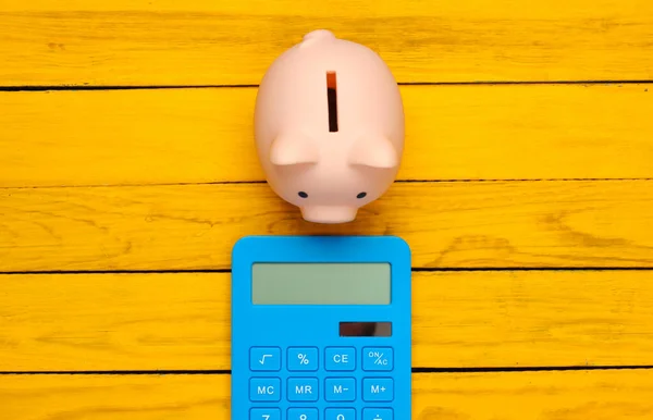Piggy Banco Calculadora Azul Fundo Madeira Amarelo Vista Superior — Fotografia de Stock