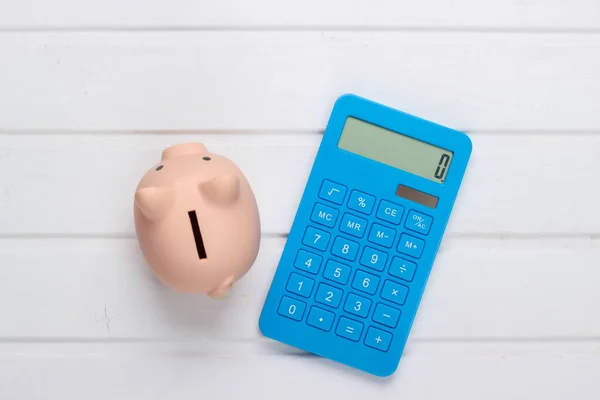 Piggy Banco Calculadora Azul Fundo Madeira Branco Vista Superior — Fotografia de Stock